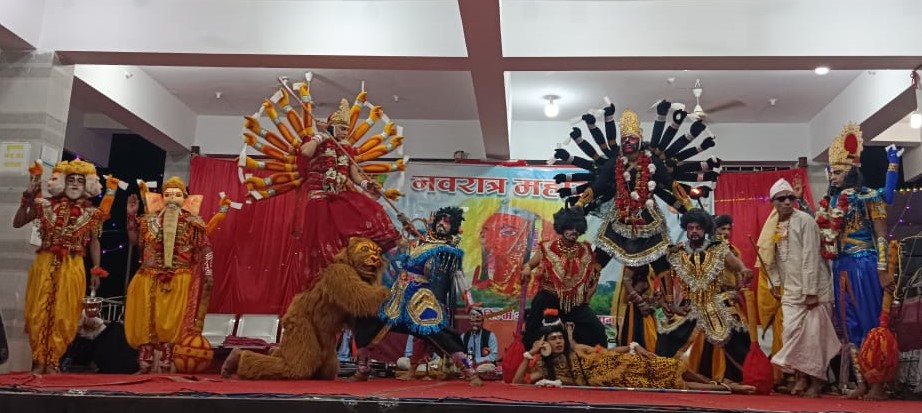 शृंगारित हुई मां चंडी के सामने नवदुर्गा और काली की महिमा का मंचन