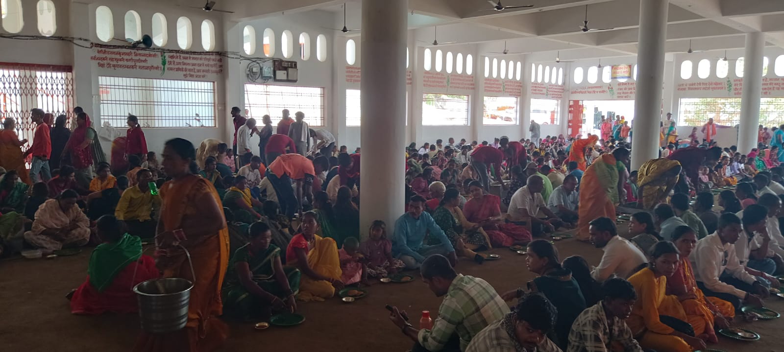 चैत्र नवरात्रि 2025 के दौरान माँ भगवती के भंडारे में श्रद्धालु श्रद्धा भाव से प्रसाद ग्रहण करते हुए।